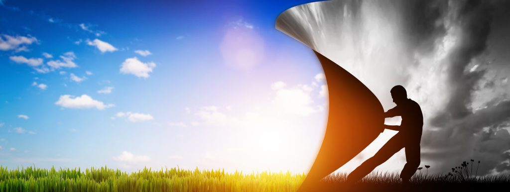 En Mann zieht ein Bild von Schwarzmalerei und enthüllt damit den Blick auf eine Welt voller Farben, Glück und Sonnenschein. positiv denken vs Schwarzmalerei Zitat Julian Nagelsmann