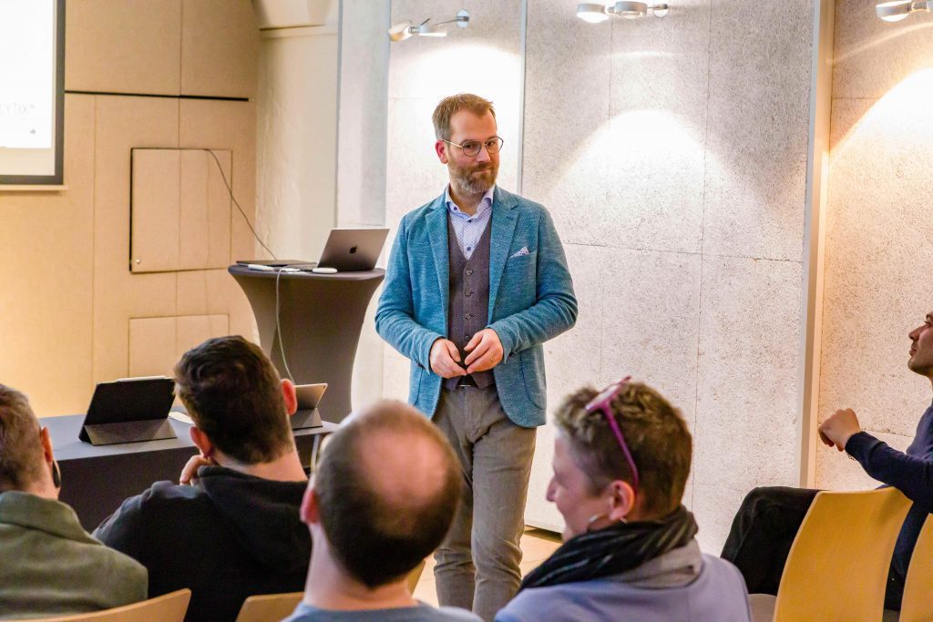 Führungskräftetrainings, Teamtraining, mentale Gesundheit, künstliche Intelligenz, stärkenorientierte Führung, Fachkräftemangel, Erfolgsfaktor Mensch, Faktor Mensch