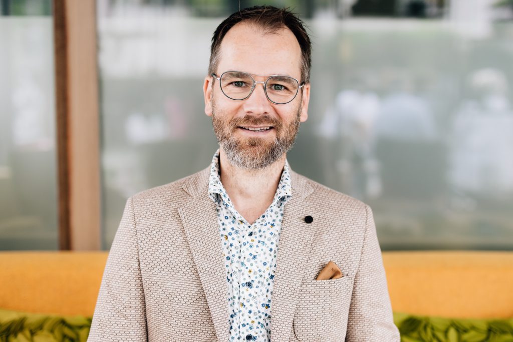 Karsten Homann Farbpsychologe Führungskräftetrainings, Teamtraining, mentale Gesundheit, künstliche Intelligenz, stärkenorientierte Führung, Fachkräftemangel, Erfolgsfaktor Mensch, Faktor Mensch Respekt Trainer