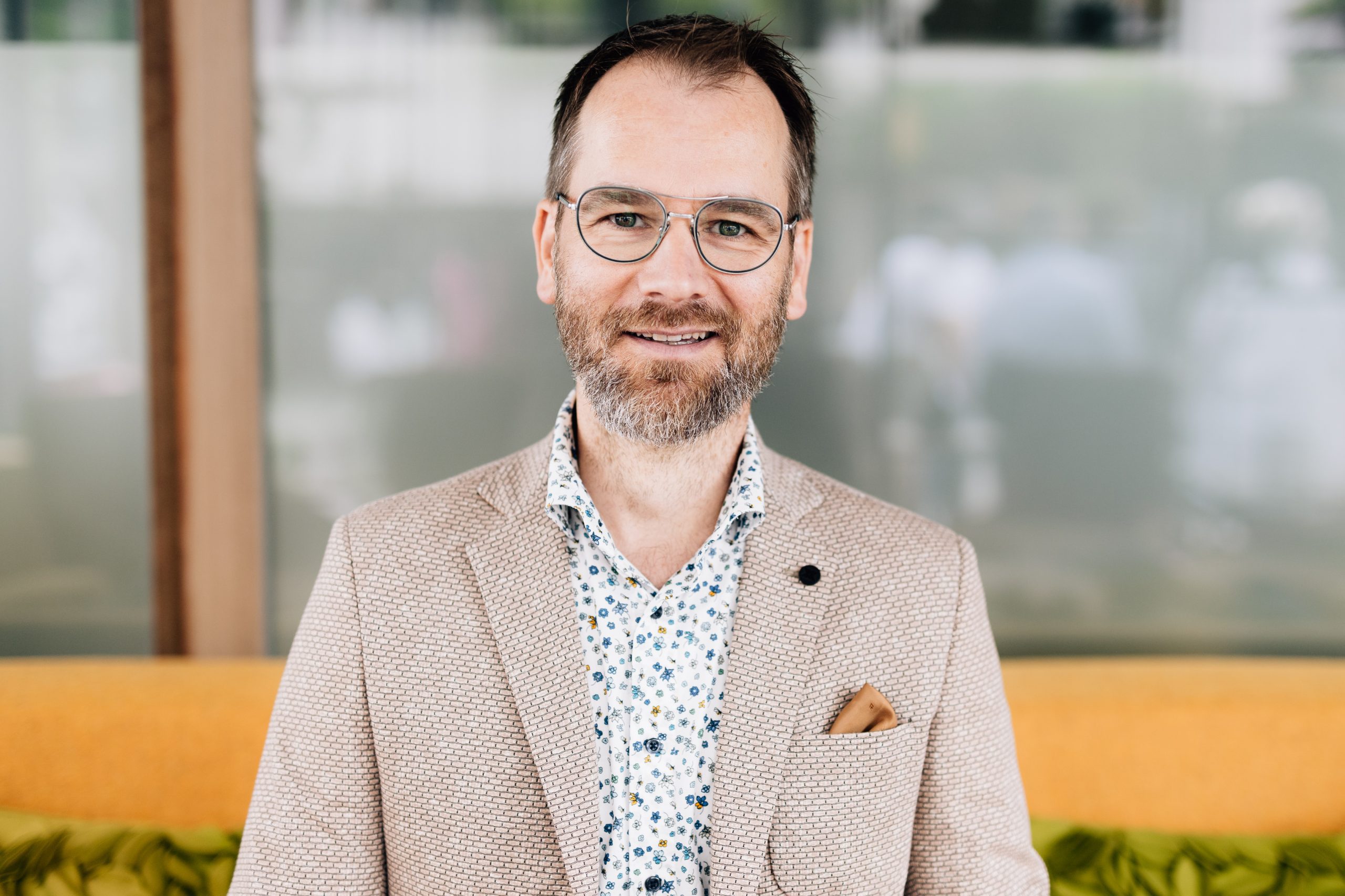 Karsten Homann Farbpsychologe Führungskräftetrainings, Teamtraining, mentale Gesundheit, künstliche Intelligenz, stärkenorientierte Führung, Fachkräftemangel, Erfolgsfaktor Mensch, Faktor Mensch Respekt Trainer